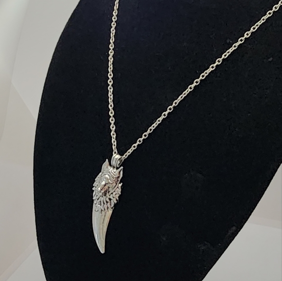 💖 Wolf Pendant Necklace - Picture 2 of 2